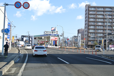 ④左手に『七十七銀行多賀城支店』様が見えてきたら１つ目の信号・交差点を斜め右方向に進みます。